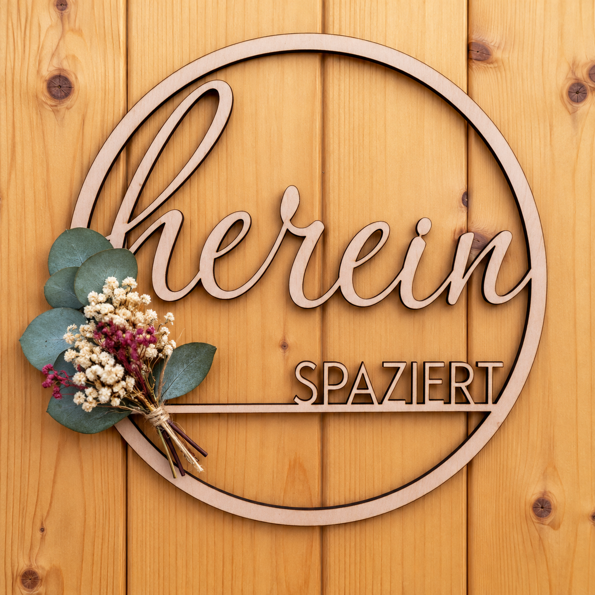 Holzring „herein spaziert“ mit Trockenblumen an einer Holzwand