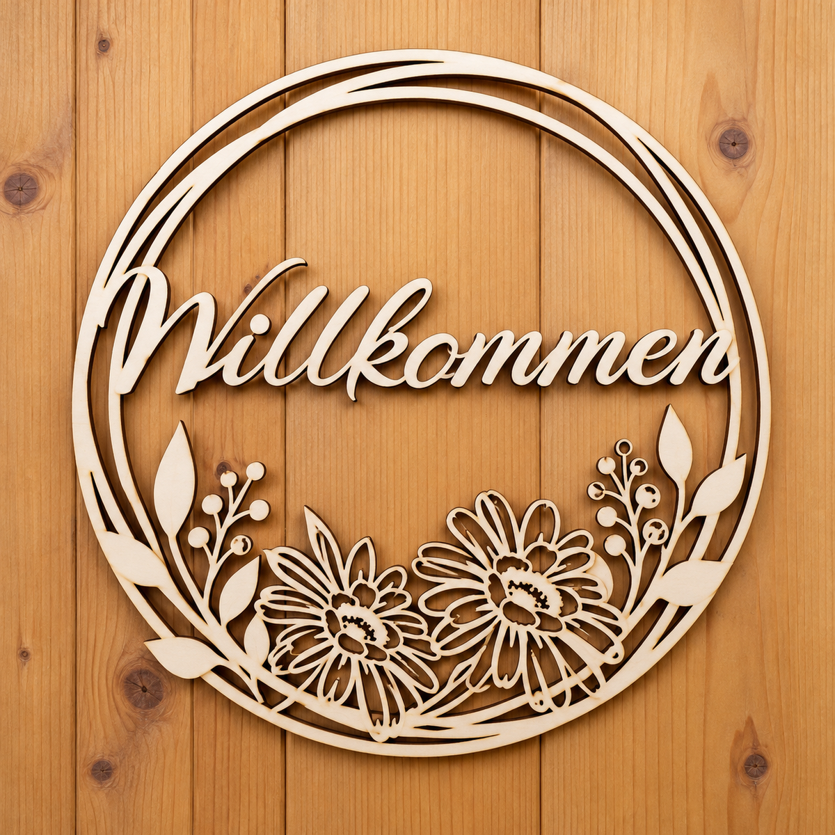 Holzring „Willkommen“ mit ausgesägtem Blumenkranz