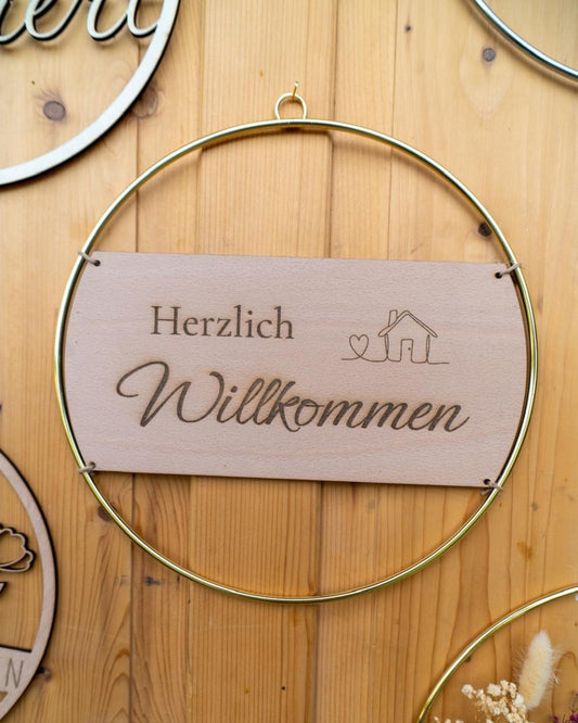 Türkranz mit Holzschild „Herzlich Willkommen“, goldener Metallring